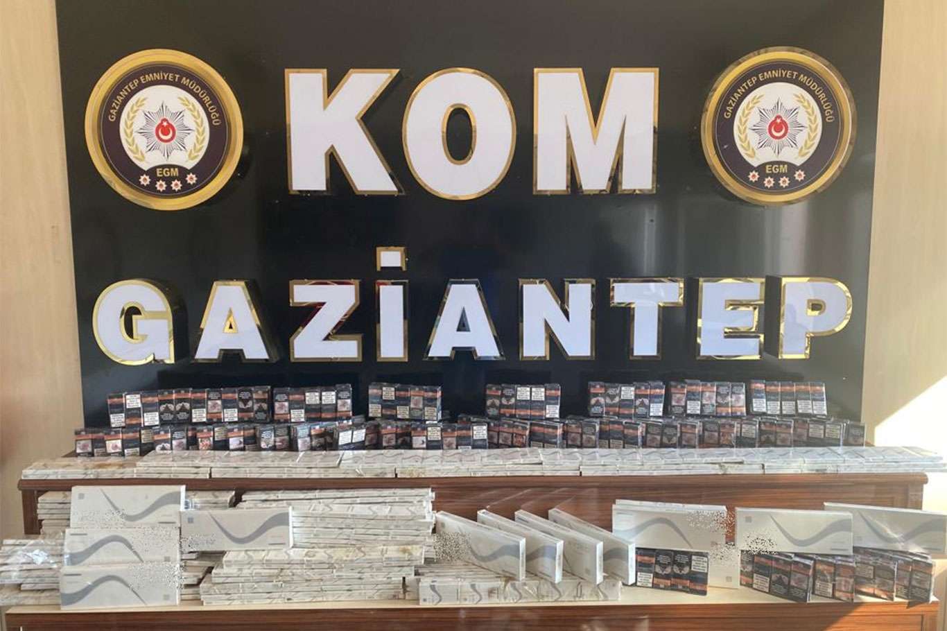 Gaziantep'te boş makaron ve gümrük kaçağı sigara ele geçirildi Gaziantep'te boş makaron ve gümrük kaçağı sigara ele geçirildi